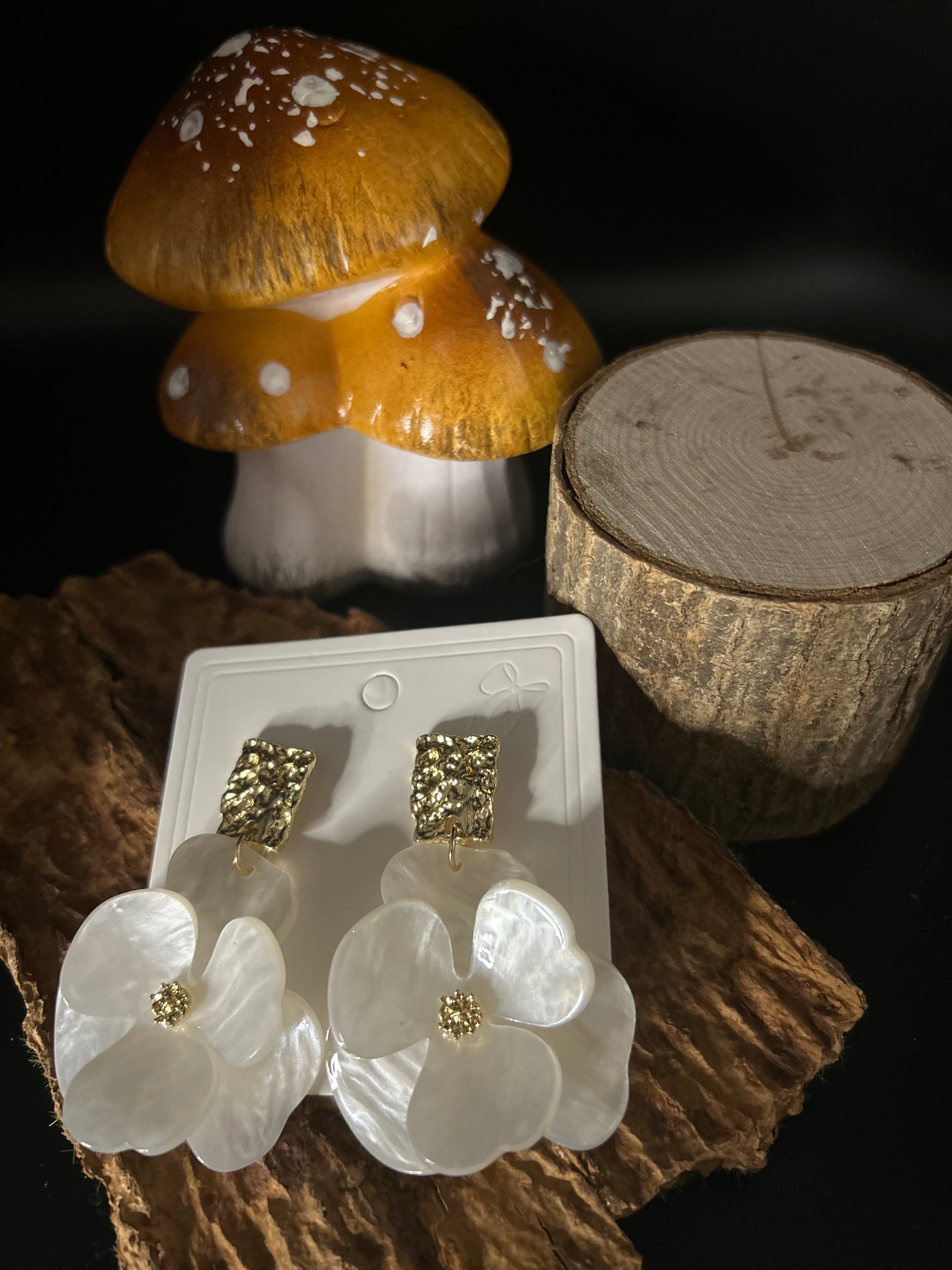Boucle d’oreille Flora blanche