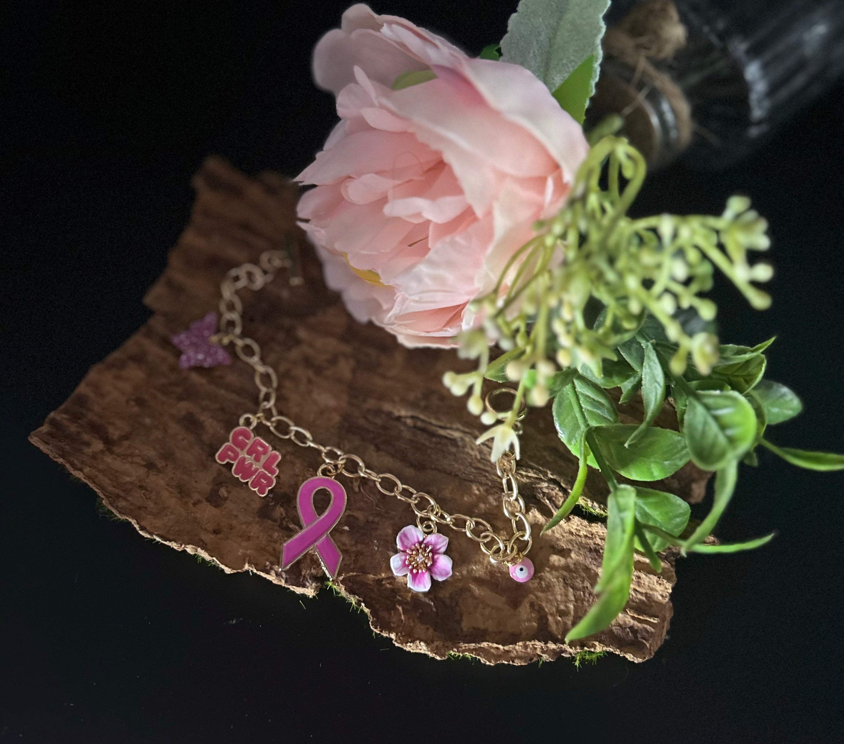 Bracelet doré porte-bonheur – Breloques symboliques